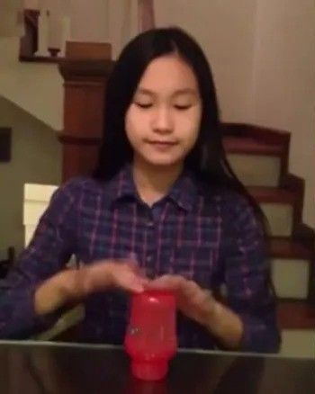 Trong khoảnh khắc mới đây được Đoàn Văn Hậu chia sẻ, Doãn Hải My tự tin khoe nhan sắc trong trẻo và sử dụng cốc làm đạo cụ để vừa hát, vừa gõ nhịp.