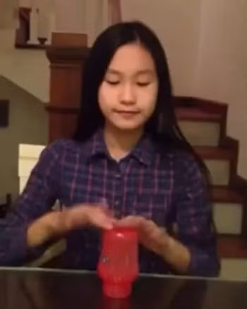 Trong khoảnh khắc mới đây được Đoàn Văn Hậu chia sẻ, Doãn Hải My tự tin khoe nhan sắc trong trẻo và sử dụng cốc làm đạo cụ để vừa hát, vừa gõ nhịp.