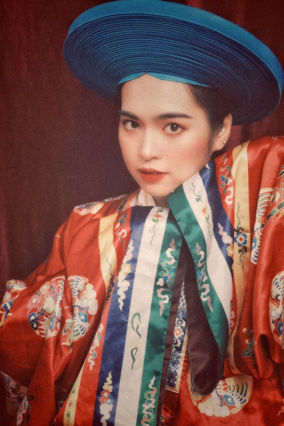 Trong những bức ảnh trên trang cá nhân, Khánh Vân thử sức mình với áo Nhật Bình, một trong những loại trang phục cổ Việt Nam.