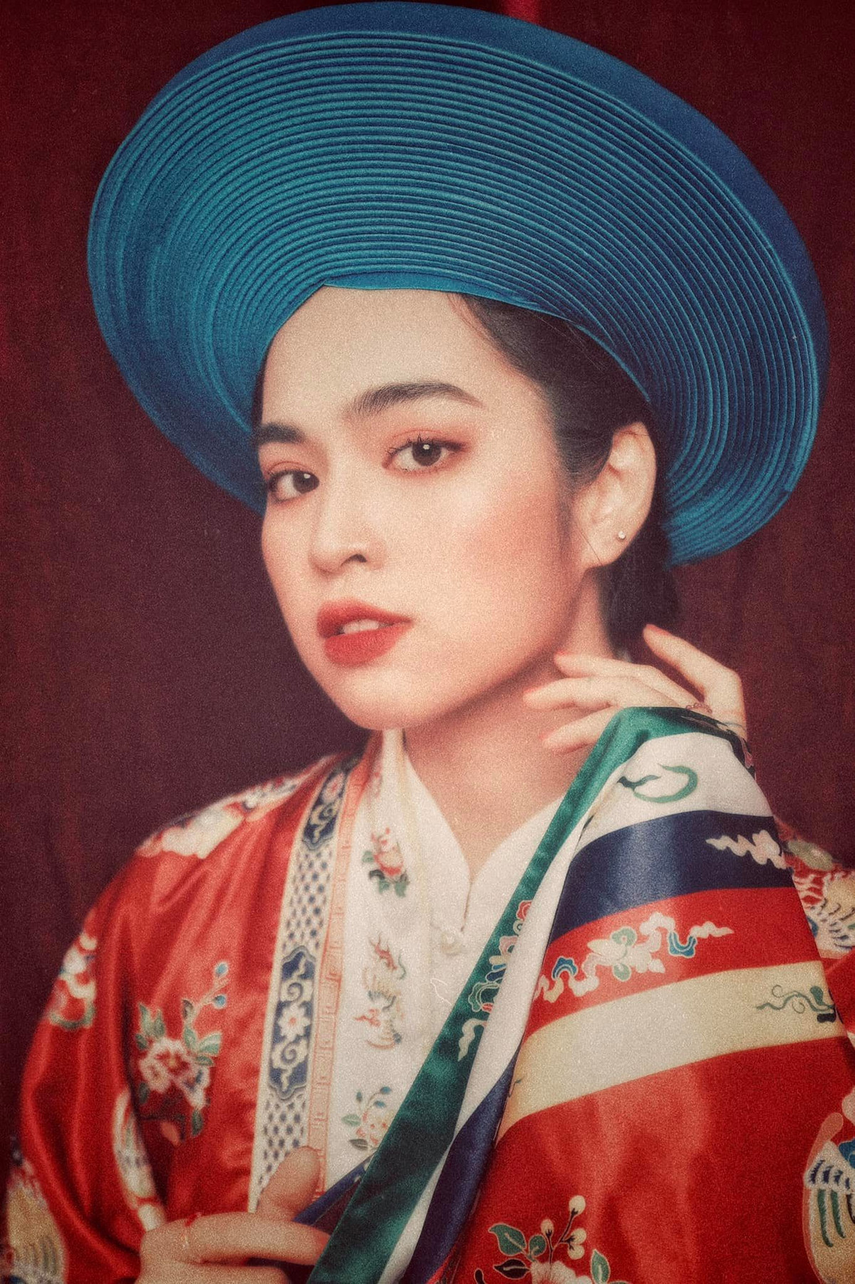 Không chỉ được khen vì diện cổ phục Việt Nam siêu đẹp, nước ảnh mà Khánh Vân chọn còn gây thích thú khi mang hơi hướng hoài cổ và đúng với style " một nghìn chín trăm hồi đó".