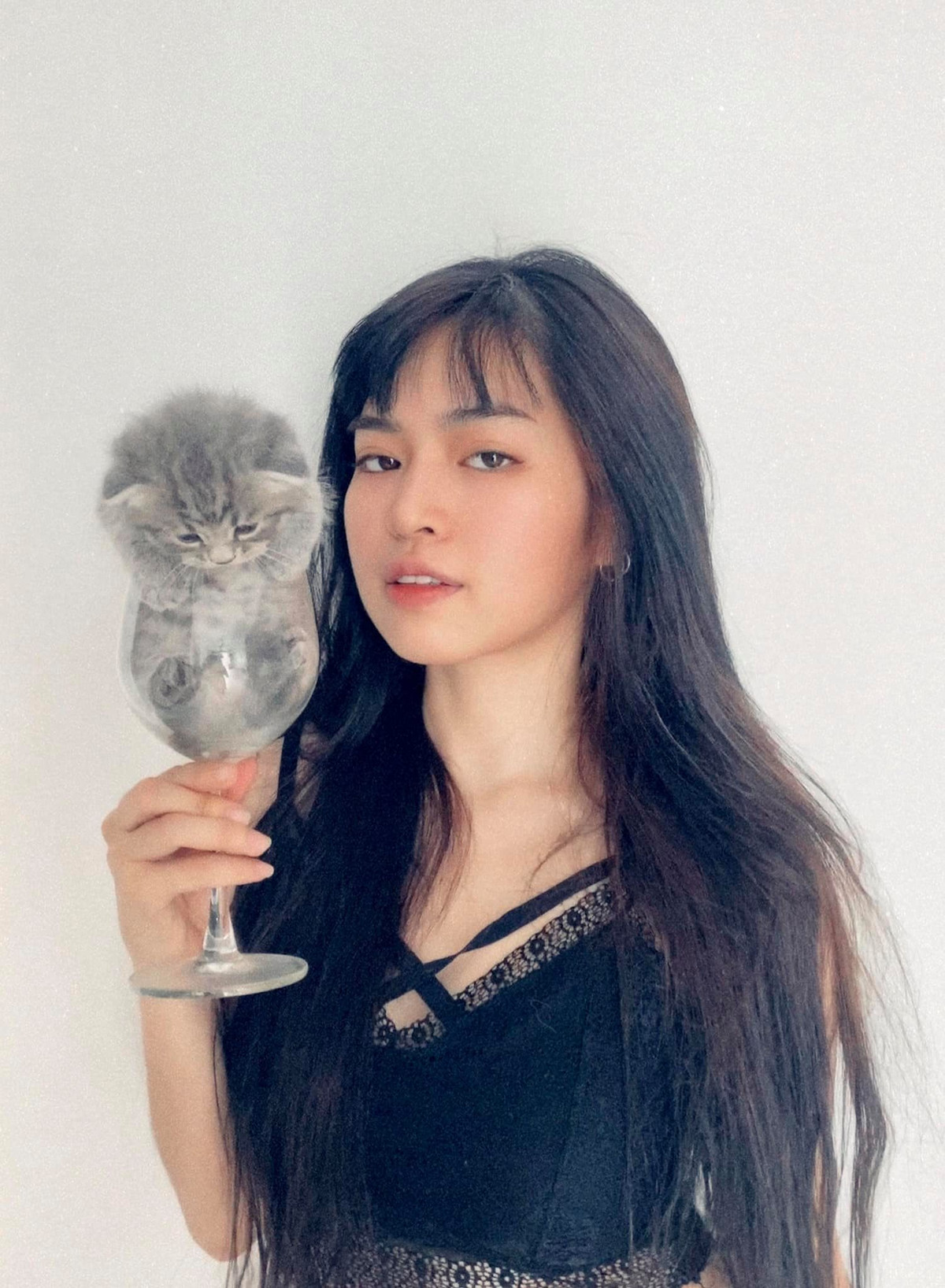 Lần lượt những bức ảnh khoe eo, khoe đường cong cơ thể cuốn hút được Khánh Vân chia sẻ trên trang cá nhân. Ảnh: FBNV