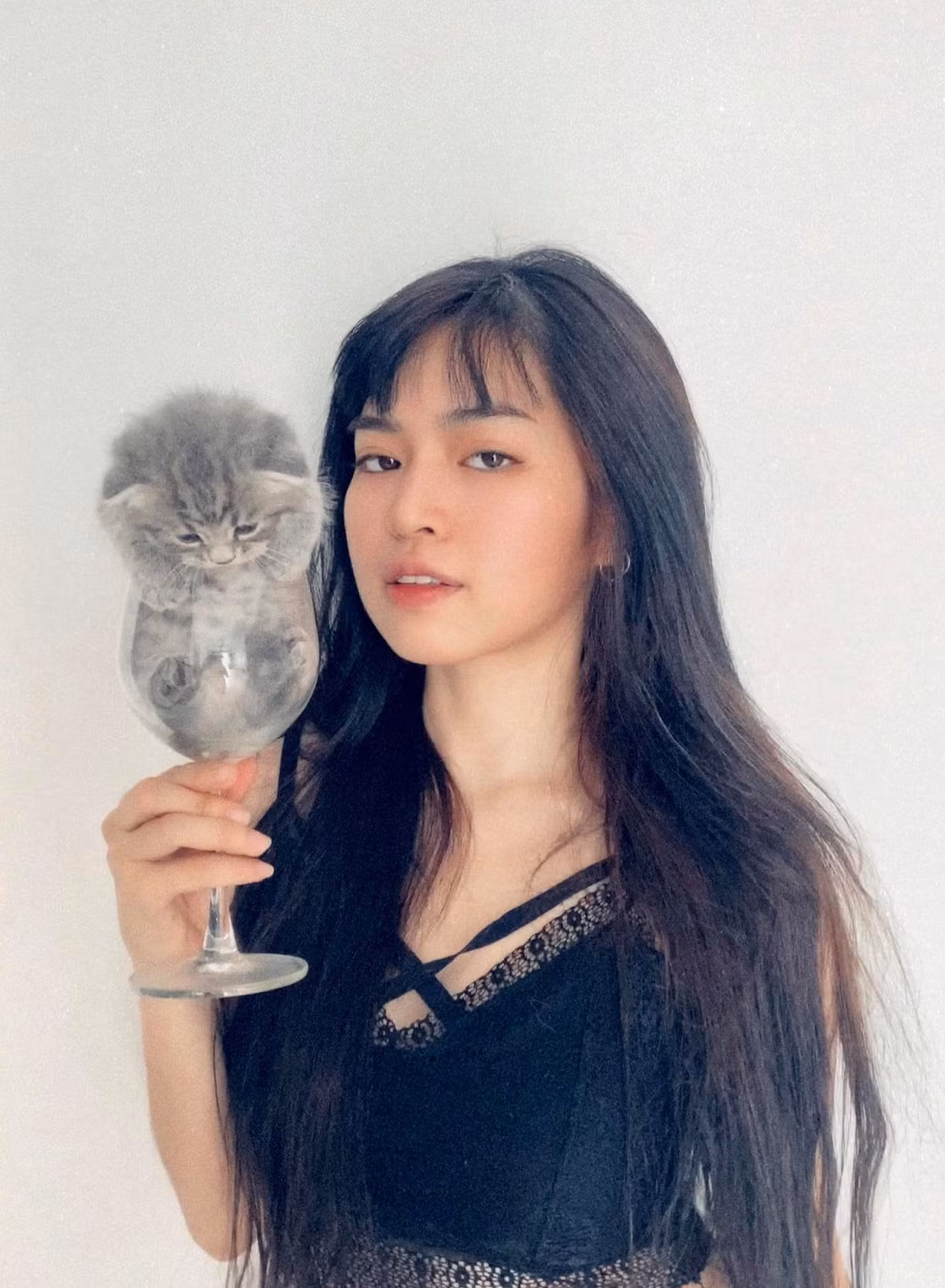 Lần lượt những bức ảnh khoe eo, khoe đường cong cơ thể cuốn hút được Khánh Vân chia sẻ trên trang cá nhân. Ảnh: FBNV