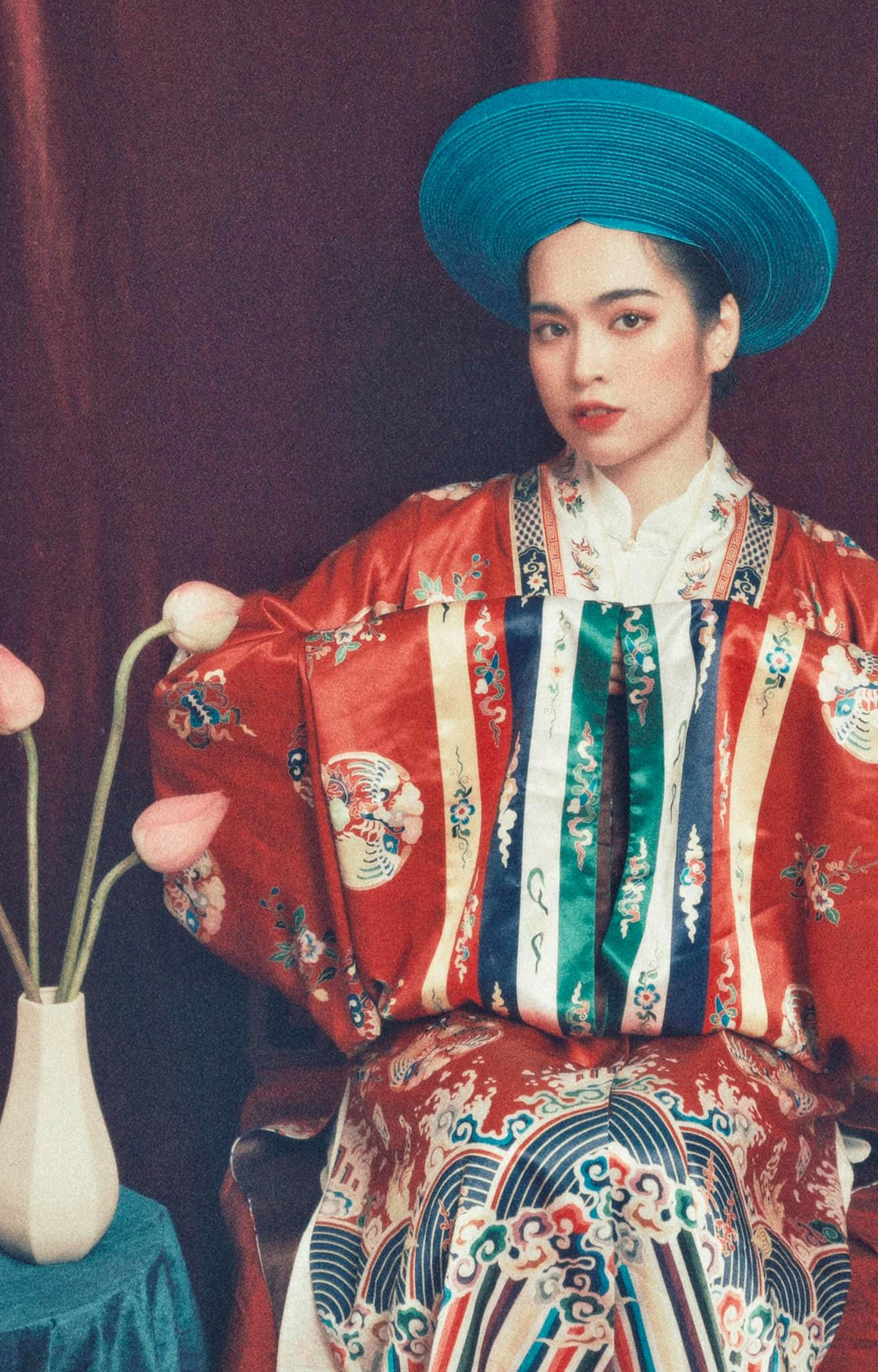 Ngay dưới bài đăng diện cổ phục, Khánh Vân nhận vô vàn những lời khen của các fan như: "Ảnh Vân cười tít mắt xinh nhất luôn" hay "Chị Vân đẹp xỉu, em nguyện làm tì nữ của chị"...