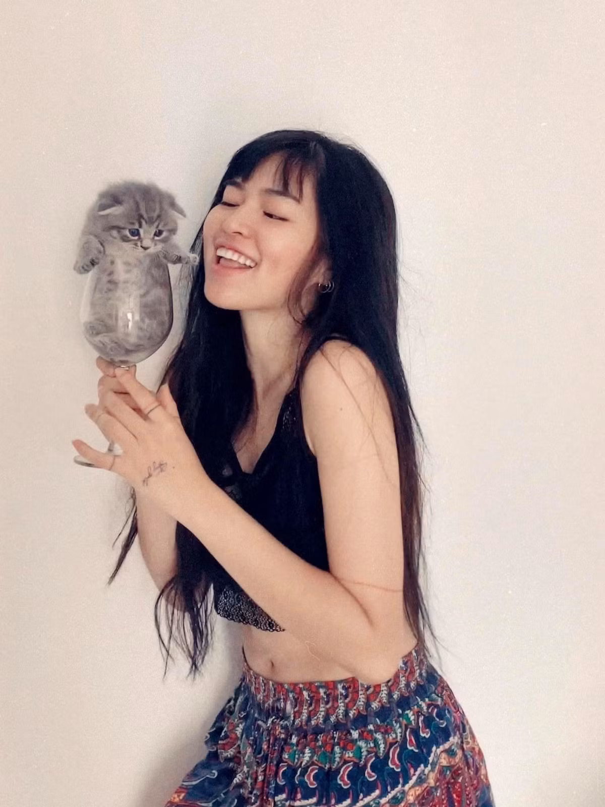 Trước những luồng ý kiến trái chiều từ dân mạng, Khánh Vân vẫn giữ thái độ im lặng và tiếp tục với cuộc sống của mình.