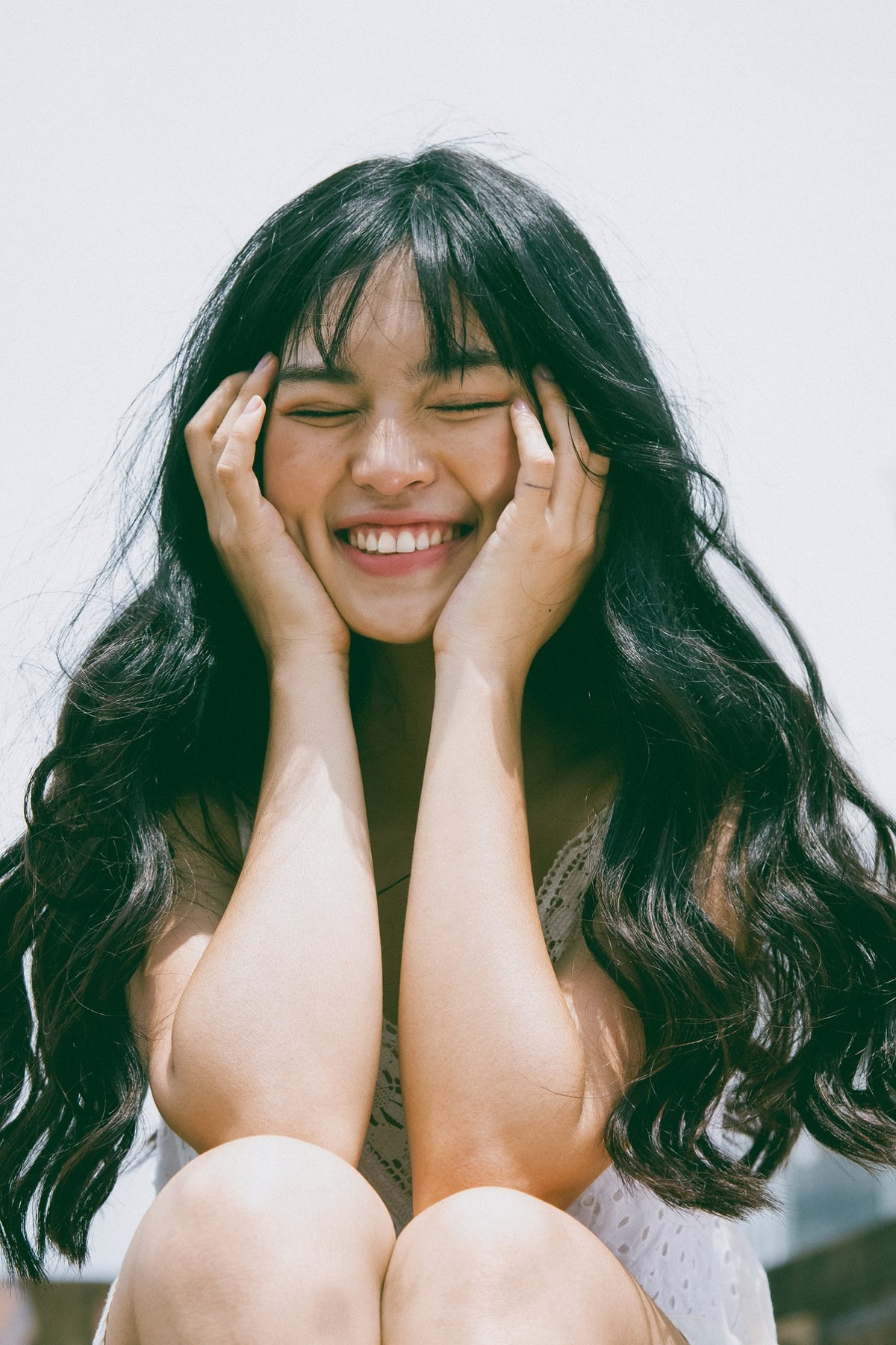 Với lợi thế là nụ cười đẹp, má lúm đồng tiền và có cá tính riêng nên hot girl Khánh Vân nhanh chóng gây sốt và thu về lượng fan hùng hậu.