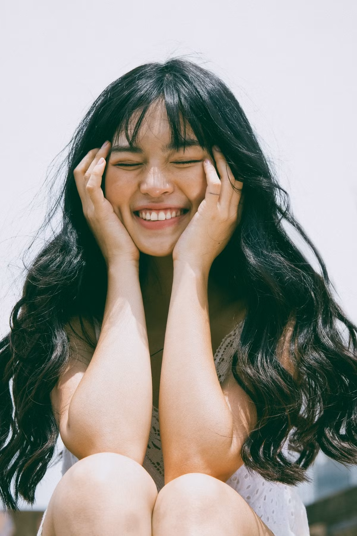 Với lợi thế là nụ cười đẹp, má lúm đồng tiền và có cá tính riêng nên hot girl Khánh Vân nhanh chóng gây sốt và thu về lượng fan hùng hậu.