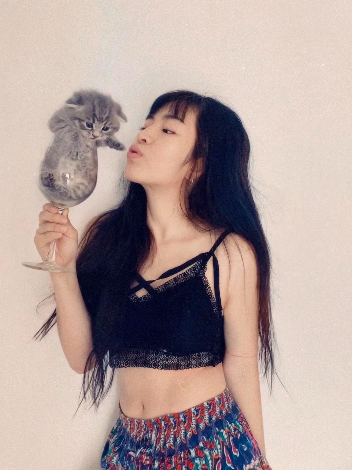 Nếu như theo dõi trang cá nhân của Khánh Vân, thời gian gần đây, dễ dàng nhận ra cô nàng đã thay đổi phong cách ăn mặc trưởng thành và gợi cảm hơn.