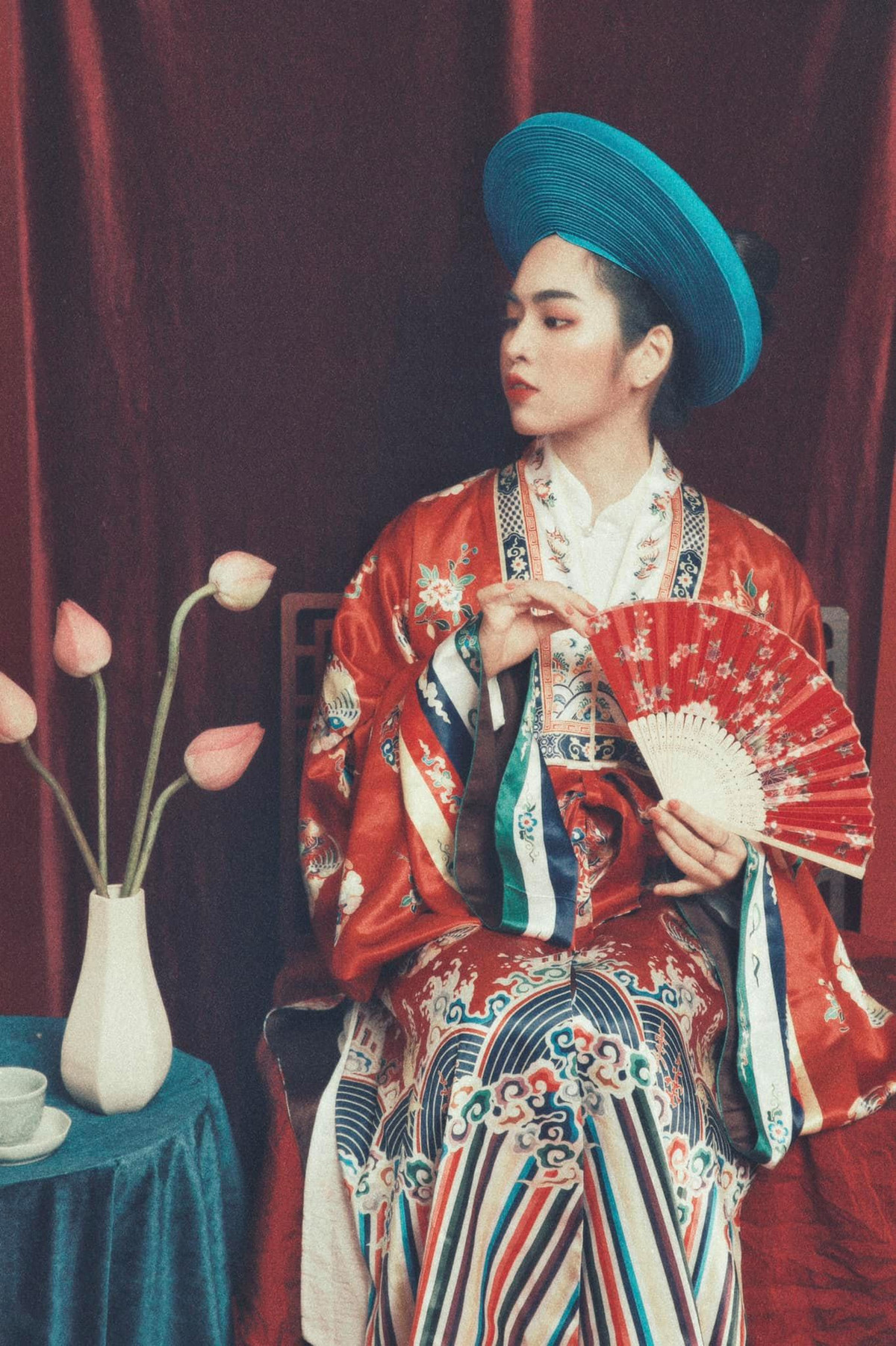 Bên cạnh những lời khen, một số fan lại cho rằng Khánh Vân chưa hợp để vào concept cổ phục. Điển hình như bình luận: "Bộ ảnh rất đẹp nhưng không hợp phòng cách của Vân" hay "Không ổn, không hợp với em nhé Đỗ Khánh Vân. Không nên chọn những hoàn cảnh đại loại vậy. Rất chưa phù hợp về mặt tuổi tác. Ý kiến đóng góp cá nhân của người theo dõi bé đã lâu"...