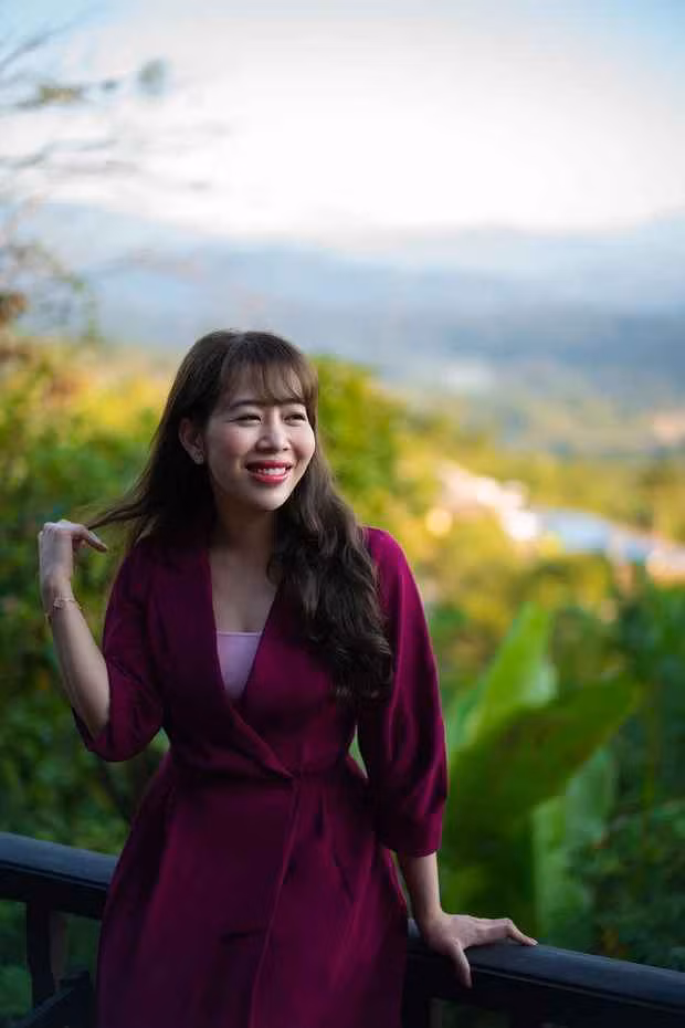 Diệp Chi tên thật là Nguyễn Diệp Chi, sinh năm 1986, sinh ra và lớn lên tại thành phố Vinh, Nghệ An. Từ lúc con bé, nữ MC VTV đã học rất giỏi, cô sở hữu 1 bảng thành tích học tập đáng nể.