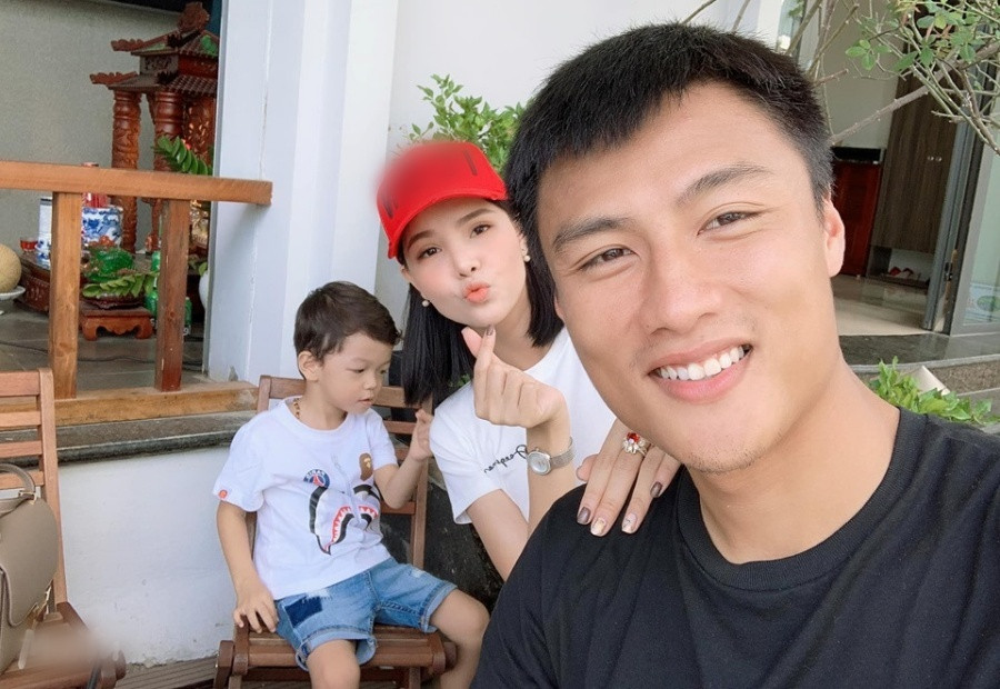 Hiện Kỳ Hân mang thai con thứ 2 và ở những tháng giữa thai kỳ. Cựu mẫu sang Cộng hòa Czech sống cùng bố mẹ chồng để chuẩn bị cho kỳ sinh nở.