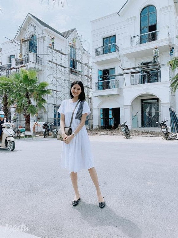 Trên trang cá nhân của mình, tiền đạo Mạc Hồng Quân chia sẻ: "Sau bao nhiêu ngày chờ đợi, hôm nay đã được nhận khóa nhà. Thành quả của hai vợ chồng những năm qua, sẽ có thật nhiều kỷ niệm đẹp ở đây vợ nhé...".