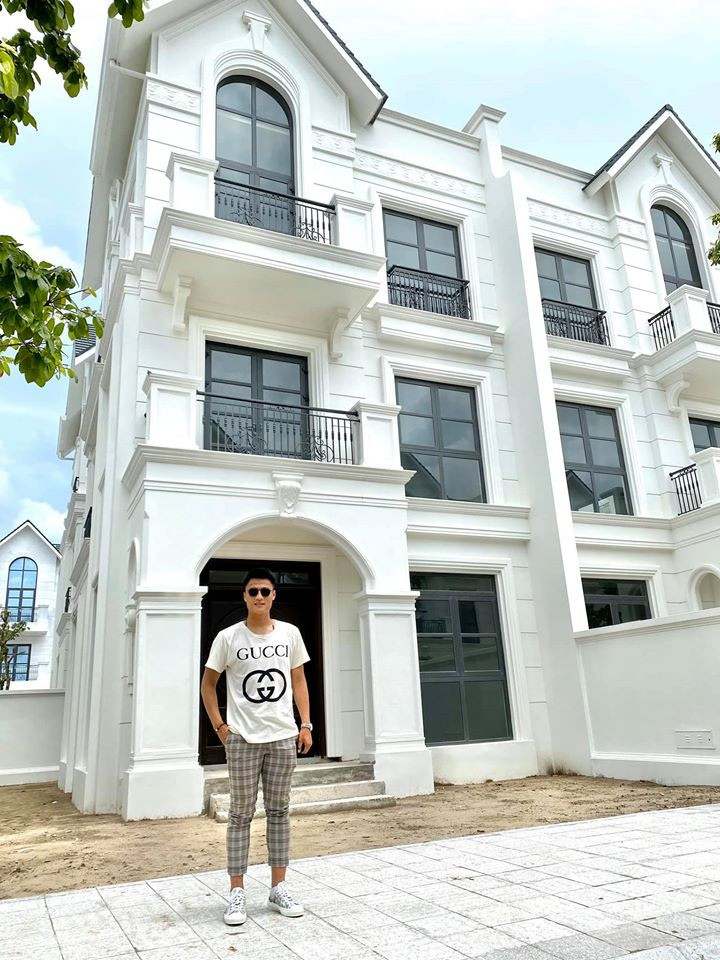 Trên trang cá nhân, Mạc Hồng Quân khoe nhà mới, chìa khóa vừa trao tay. Theo lời ông xã Kỳ Hân, biệt thự này là thành quả sau những năm lao động của hai vợ chồng.