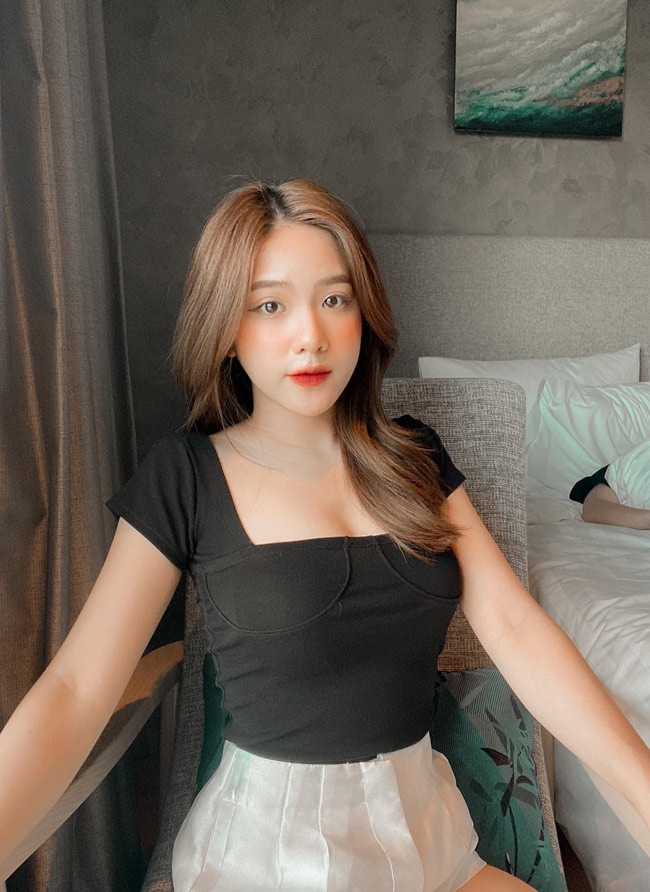 Phương tự nhận nụ cười của mình khá gượng gạo nên không phù hợp với những bộ ảnh có concept vui nhộn.