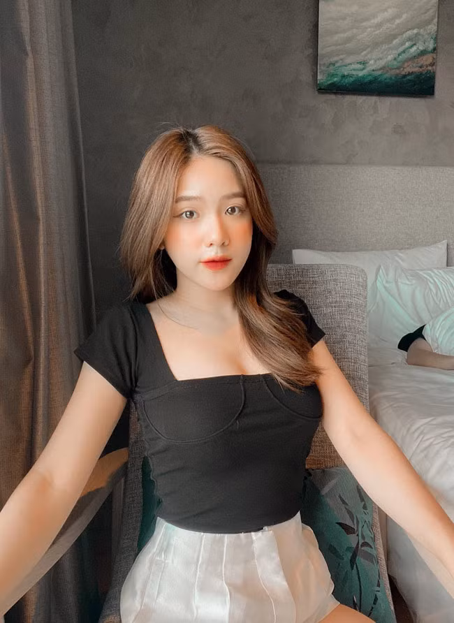 Phương tự nhận nụ cười của mình khá gượng gạo nên không phù hợp với những bộ ảnh có concept vui nhộn.