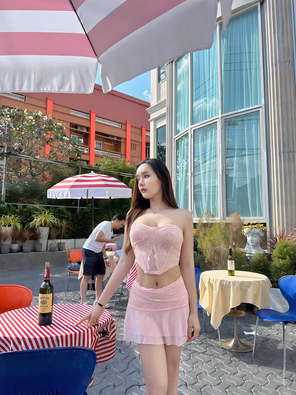 Chotika Jantapoon liên tục xuất hiện trong những sự kiện lớn, quy tụ nhiều hot girl, người mẫu hàng đầu. Mỗi lần xuất hiện cô đều vô cùng gợi cảm, bốc lửa.