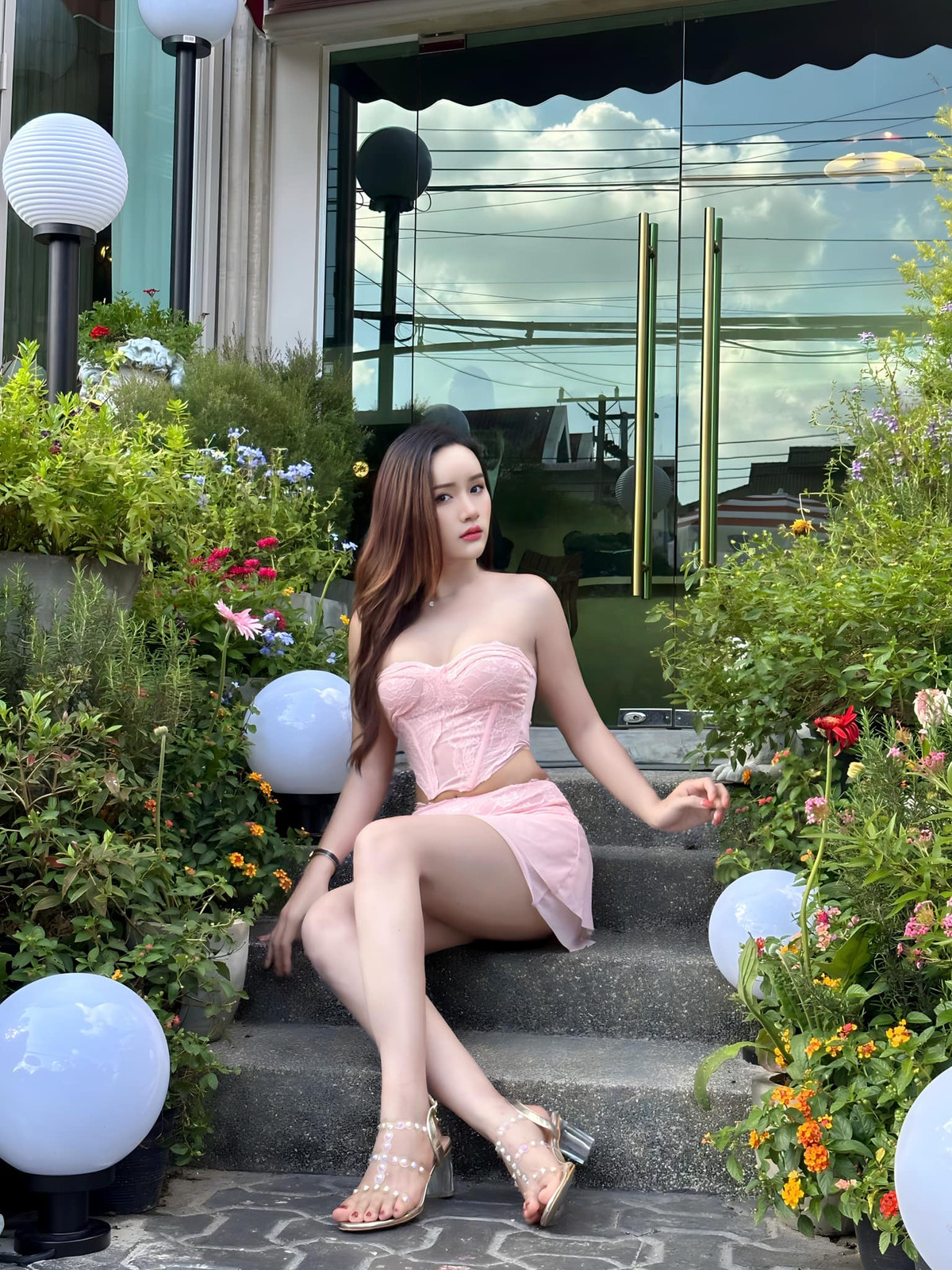 Trên trang cá nhân, Chotika Jantapoon cũng thường xuyên diện những thiết kế thiếu vải, hở hang.