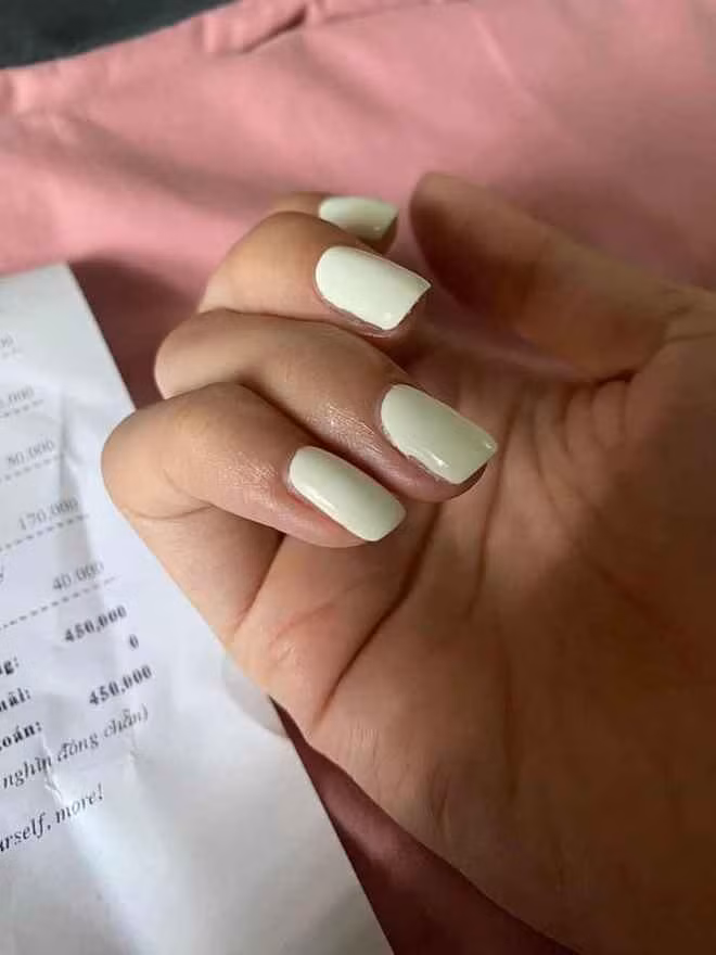 Bộ móng sau khi được hoàn thiện thì không mấy ấn tượng. Tuy nhiên, khi cầm trên tay chiếc hoá đơn 450k cô nàng đã '' đơ người'' vì mức giá quá cao.