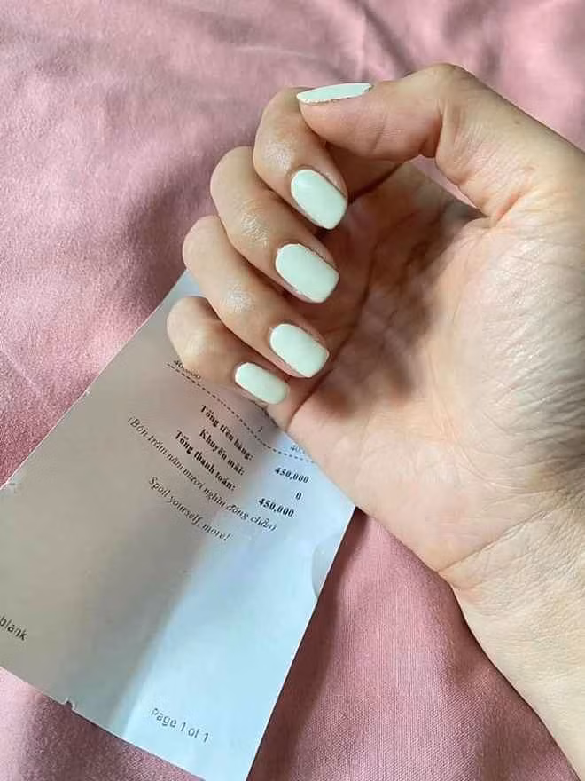Cụ thể, vị khách này đã lựa chọn kiểu sơn nail trơn màu trắng vô cùng đơn giản. Ngoài ra, cô cũng sử dụng dịch vụ phá móng và cắt da - chăm sóc móng tay tại tiệm nail này.