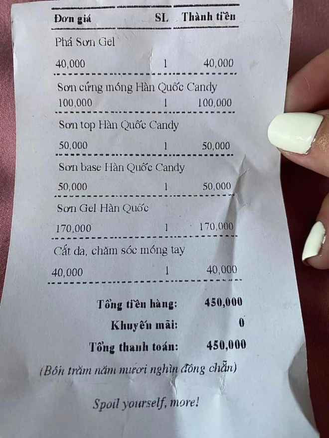 Sau khi nhận hoá đơn, cô bạn còn bức xúc hơn nữa khi biết tiệm nail tính thêm 100k cho 2 dịch vụ sơn top (lớp sơn cuối) và sơn base (lớp sơn nền). Cô cho rằng, thông thường giá sơn nail tại các tiệm khác đã bao gồm các lớp sơn phụ chứ không tách lẻ như vậy.