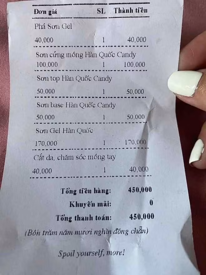 Sau khi nhận hoá đơn, cô bạn còn bức xúc hơn nữa khi biết tiệm nail tính thêm 100k cho 2 dịch vụ sơn top (lớp sơn cuối) và sơn base (lớp sơn nền). Cô cho rằng, thông thường giá sơn nail tại các tiệm khác đã bao gồm các lớp sơn phụ chứ không tách lẻ như vậy.