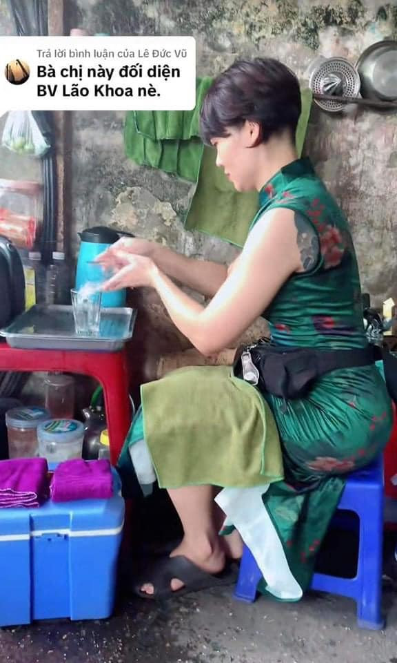 Từ năm 2022, chị quyết định chuyển hẳn sang mặc váy mỗi ngày, định hình phong cách thời trang ấn tượng. Chỉ khi tập boxing (đấm bốc), chị mới thay đồ tập chuyên dụng.