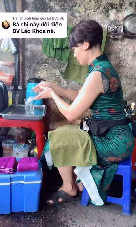 Từ năm 2022, chị quyết định chuyển hẳn sang mặc váy mỗi ngày, định hình phong cách thời trang ấn tượng. Chỉ khi tập boxing (đấm bốc), chị mới thay đồ tập chuyên dụng.