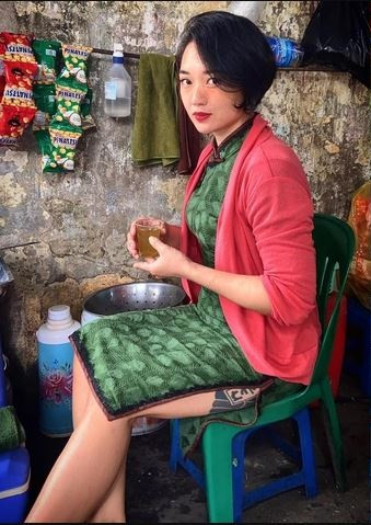 Quán trà đá của vợ chồng chị Ly nằm dưới gầm cầu thang một khu tập thể đối diện cổng Bệnh viện Lão khoa Trung ương (phố Phương Mai, quận Đống Đa, Hà Nội). Khách hàng chủ yếu là bệnh nhân, người nhà bệnh nhân, nhân viên y tế,… của các bệnh viện trong khu vực.