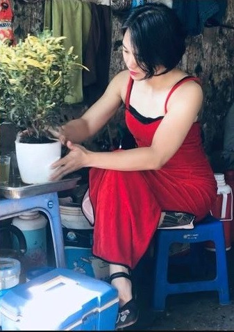 Mỗi ngày, chị Ly đều mặc một bộ váy cùng kiểu dáng, chỉ khác màu, ngồi bán trà đá từ 5h30 đến 18h. "Bộ sưu tập" kiểu váy này nhiều đến nỗi cô chủ thường nói đùa với khách "ngày mặc 7 bộ không hết".