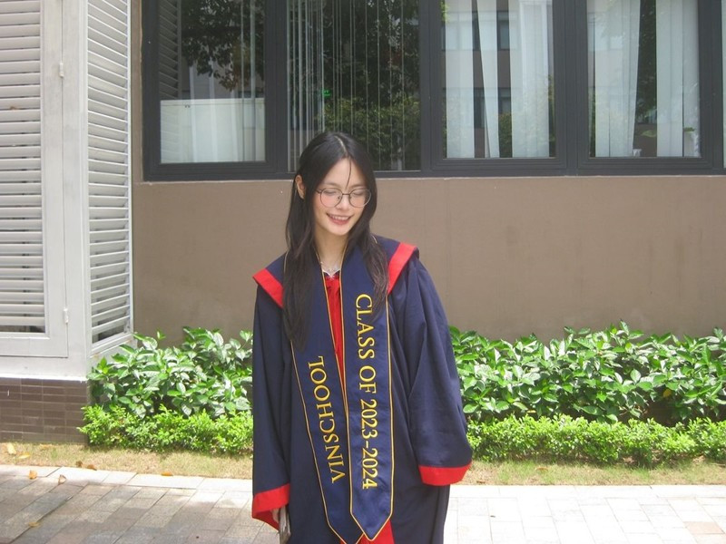 Mặc trang phục rộng song Bo trông vẫn rất duyên dáng khi để tóc xõa dịu dàng, trang điểm ngọt ngào, nụ cười làm hiện lên má lúm xinh xắn.