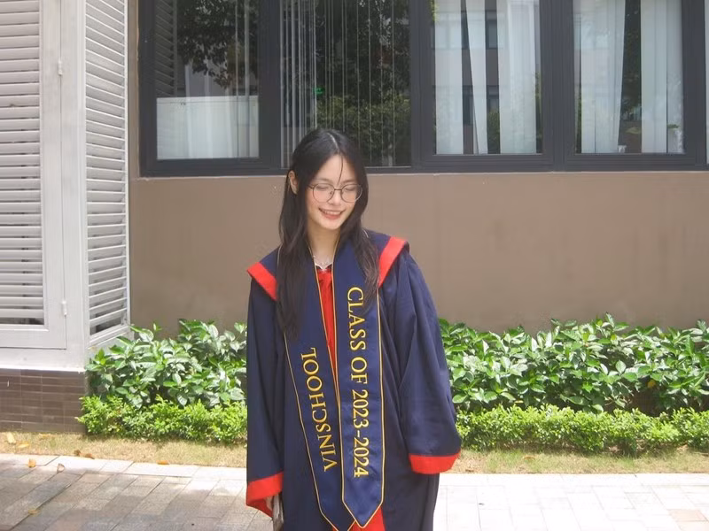 Mặc trang phục rộng song Bo trông vẫn rất duyên dáng khi để tóc xõa dịu dàng, trang điểm ngọt ngào, nụ cười làm hiện lên má lúm xinh xắn.