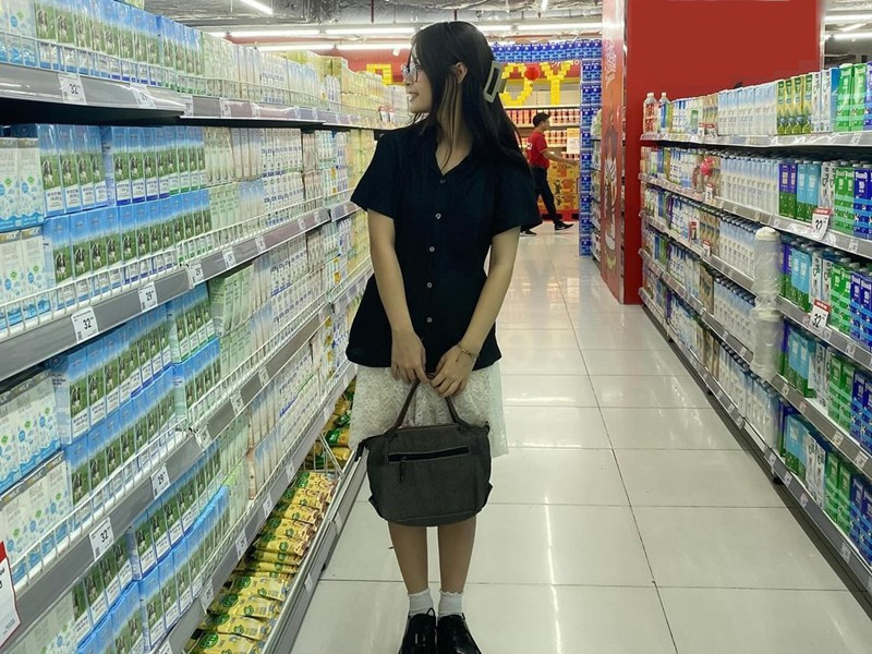 Bo hiện tại đã trở thành một thiếu nữ xinh xắn. Phong cách của cô bé nhẹ nhàng mà thanh lịch, nữ tính.