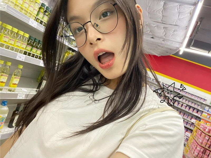 Những chuyến đi chơi, dạo phố... được Bo ghi lại và chia sẻ trên mạng xã hội. Thông qua đó có thể thấy được hành trình trưởng thành và sự thay đổi của cô bé khi lớn.