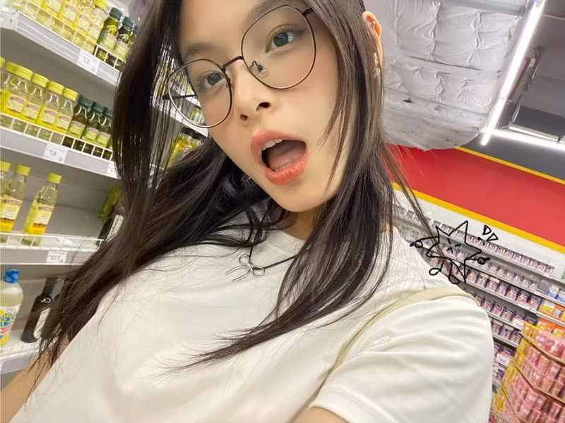 Những chuyến đi chơi, dạo phố... được Bo ghi lại và chia sẻ trên mạng xã hội. Thông qua đó có thể thấy được hành trình trưởng thành và sự thay đổi của cô bé khi lớn.