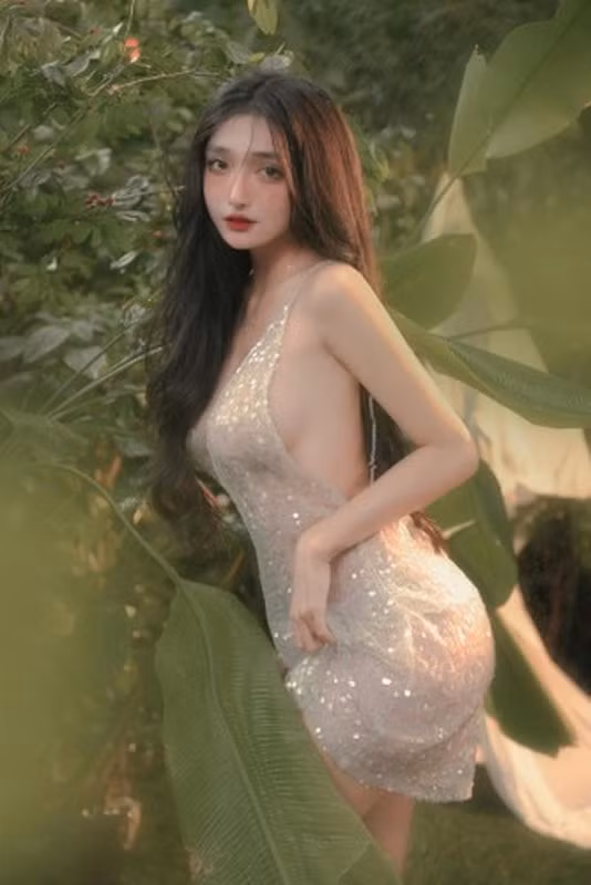 Trong nhiều bức ảnh bị đánh giá là “hư hỏng”, Khánh Linh chỉ nhẹ nhàng đáp trả rằng bản thân là một cô gái theo hình mẫu gợi cảm và cho rằng không phải cứ có “tư tưởng cởi” là hư.