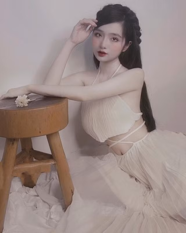 Dù theo đuổi phong cách quyến rũ, nhưng khi chụp ảnh hoặc đăng tải bức hình gợi cảm lên mạng xã hội, Khánh Linh vẫn phải xin phép mẹ.