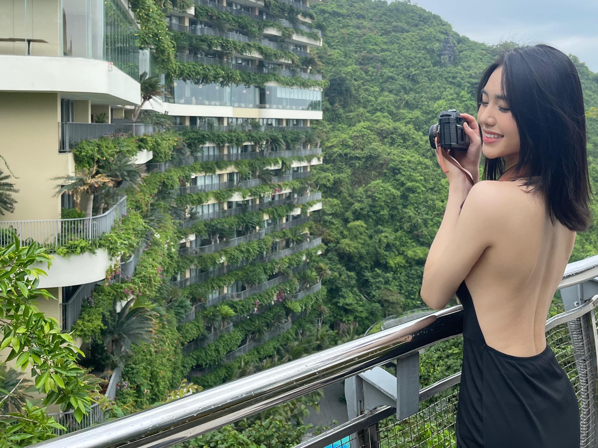 Mới đây, trên trang cá nhân, Đinh Khánh Hoà chia sẻ hình ảnh bản thân trong một chuyến du lịch. Vóc dáng nuột nà của cô nhận được rất nhiều lời khen của người hâm mộ. Theo đó, người đẹp tiếp tục giảm được số cân lý tưởng để có thân hình cân đối.