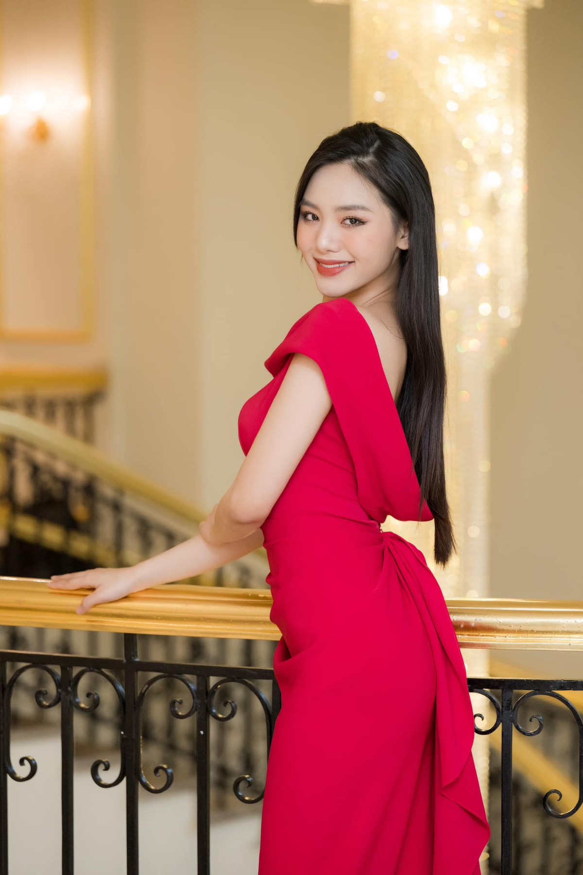 Được biết, lý do Đinh Khánh Hoà đến với cuộc thi là muốn truyền cảm hứng tới những bạn trẻ hãy tự tin vào bản thân và luôn nỗ lực trở thành phiên bản tốt nhất của chính mình.