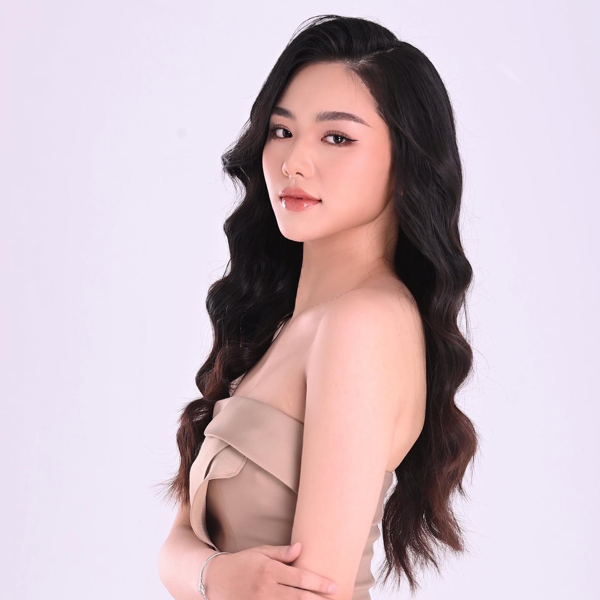 Đinh Khánh Hoà có chiều cao 1,73m, kỹ năng IELTS 6.5 từ khi học lớp 11. Học trong môi trường quốc tế của trường RMIT, nên cô tự tin về khả năng giao tiếp tiếng Anh.