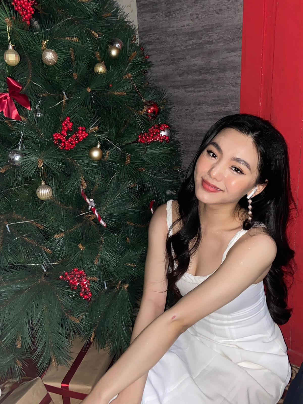 Người đẹp từng đoạt giải Nhì học sinh giỏi cấp quận và thành phố môn Địa lý cùng 13 huy chương vàng, bạc, đồng trong giải thi đấu khiêu vũ thể thao mở rộng tại các tỉnh, thành.