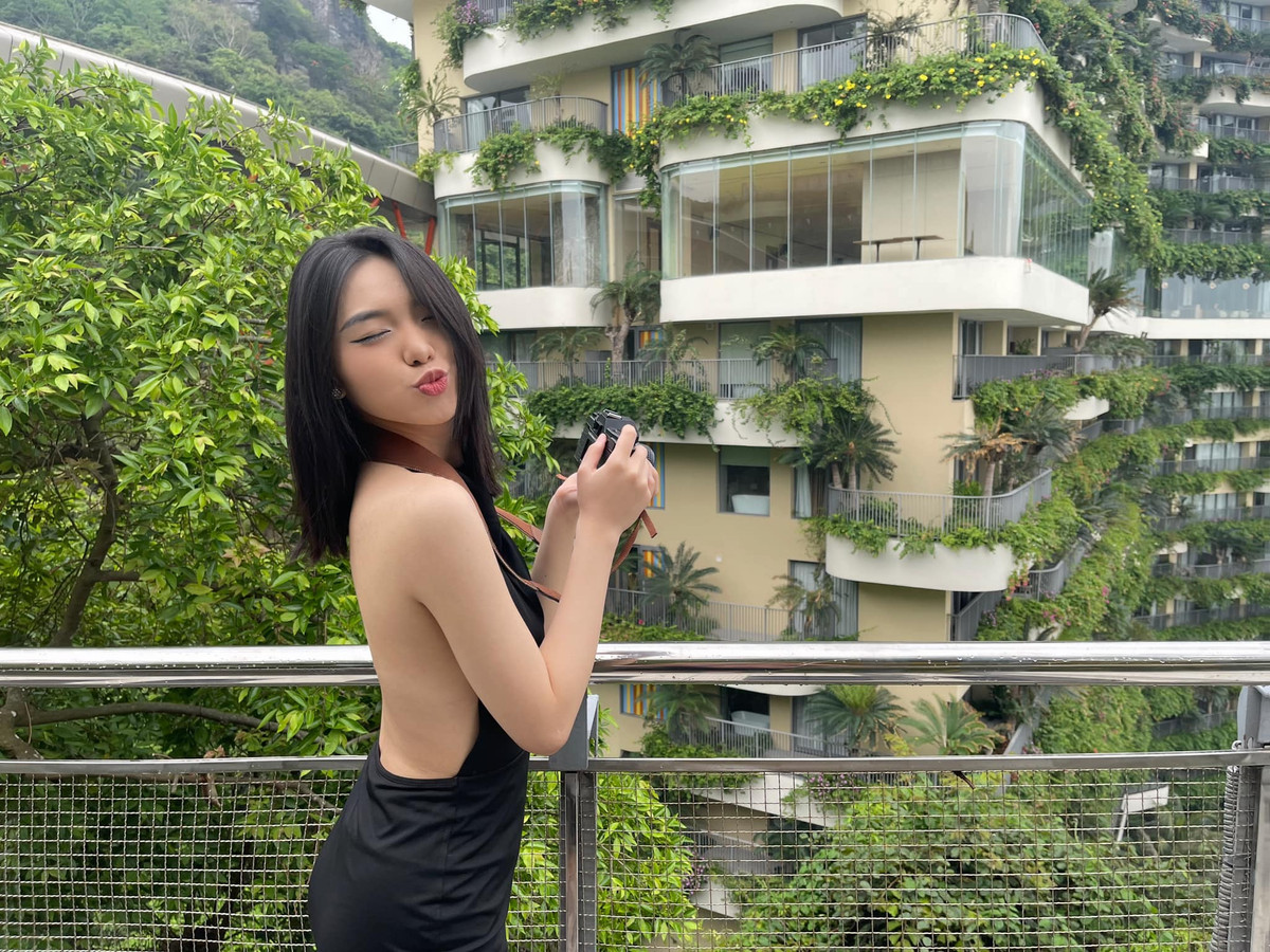 Tự tin với body hiện có, Đinh Khánh Hoà mặc váy khoét lưng sâu tận eo. Thân hình eo thon, hông nở cùng võng lưng thu hút của người đẹp Hà thành được phô diễn đẹp mắt.