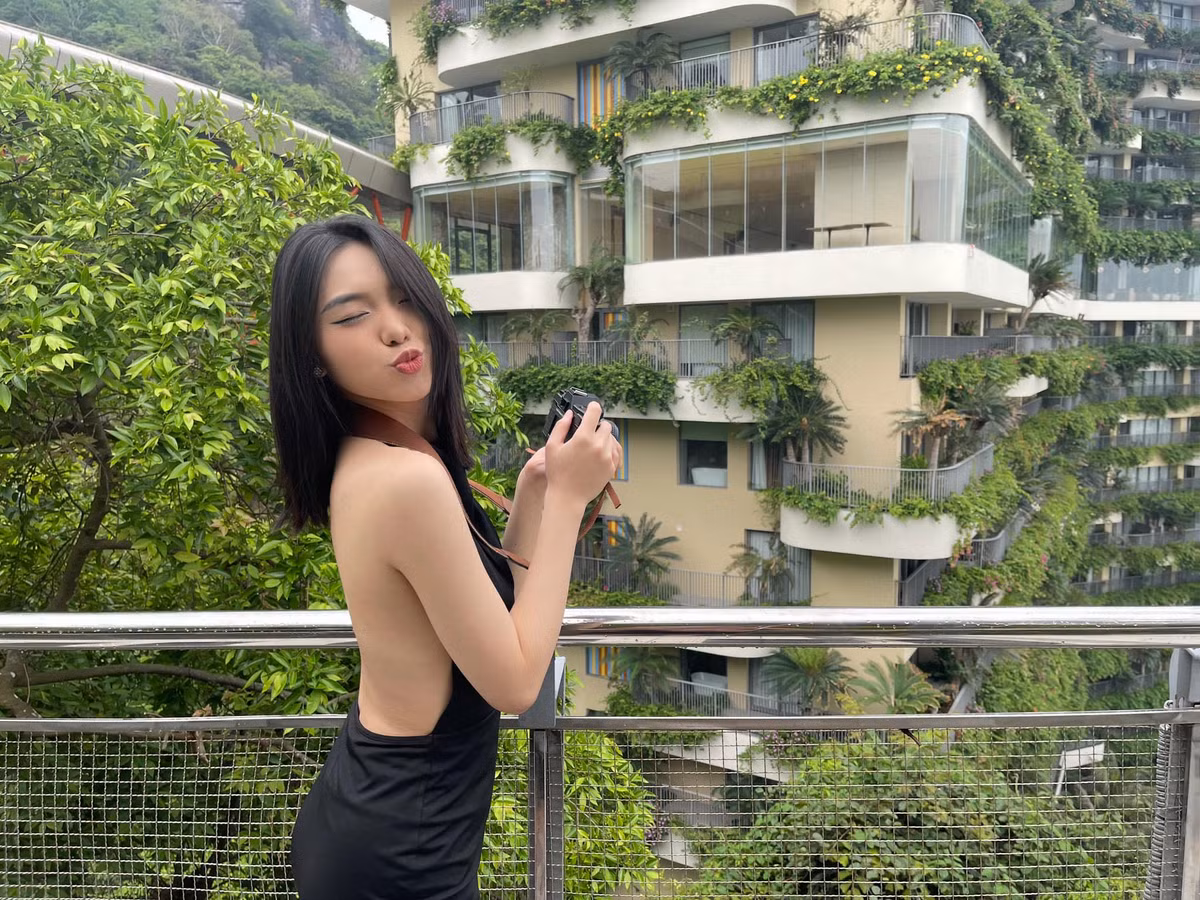 Tự tin với body hiện có, Đinh Khánh Hoà mặc váy khoét lưng sâu tận eo. Thân hình eo thon, hông nở cùng võng lưng thu hút của người đẹp Hà thành được phô diễn đẹp mắt.