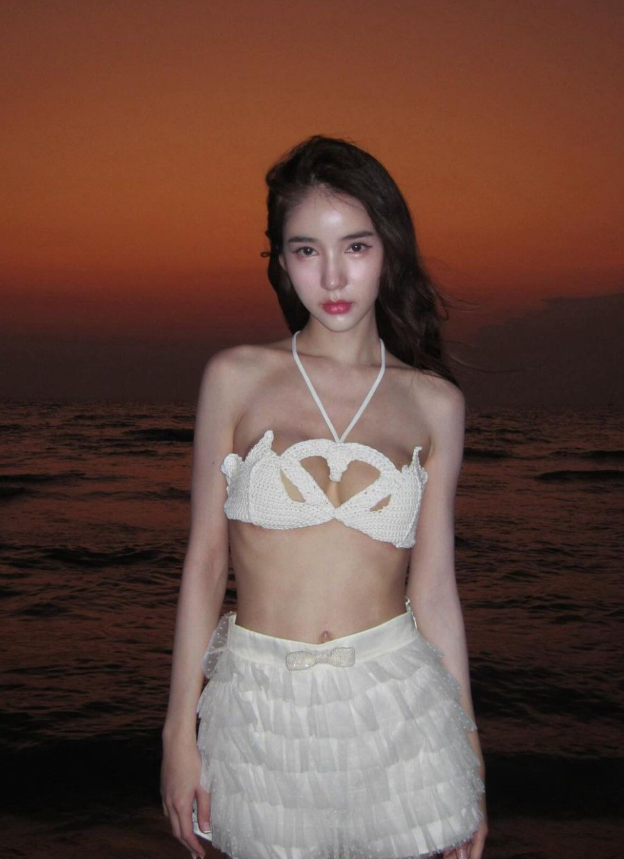 Nói về chất liệu váy áo, những kiểu vải mỏng, có độ xuyên thấu hay bềnh bồng luôn nằm trong lựa chọn của người đẹp.