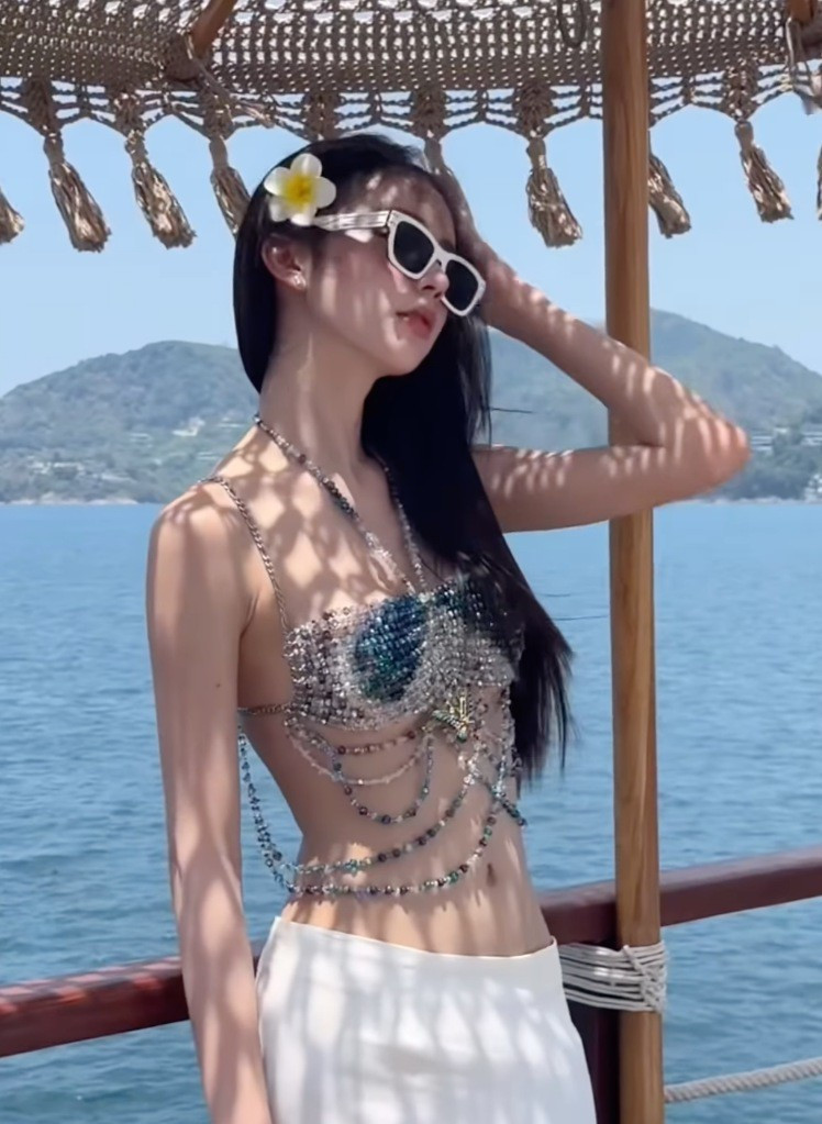 Đi cùng hành trình chuyển giới đau đớn nhưng đầy cảm hứng, một trong những điều khiến fan yêu thích hot girl Yoshi Rinrada chính là gương mặt "thiên thần" cùng làn da trắng mịn, vóc dáng cuốn hút.