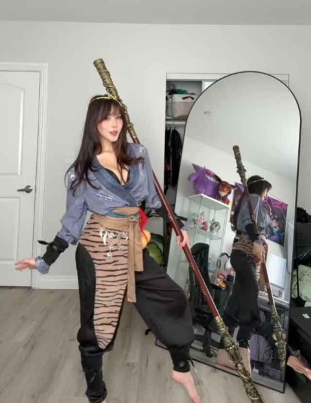 Cụ thể trước khi biến hình, hot girl này đã “nhảy múa” cùng gậy như ý với bộ đồ ngủ, thực hiện nhiều động tác gợi cảm khiến người xem không khỏi ngỡ ngàng.