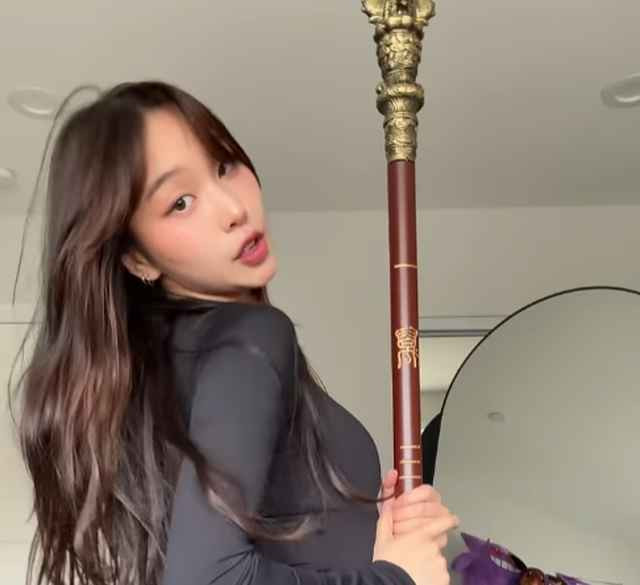 Khi dí sát cơ thể ra trước ống kính máy quay, bộ phận nhảy cảm của nữ coser này gần như đã lộ ra hoàn toàn.