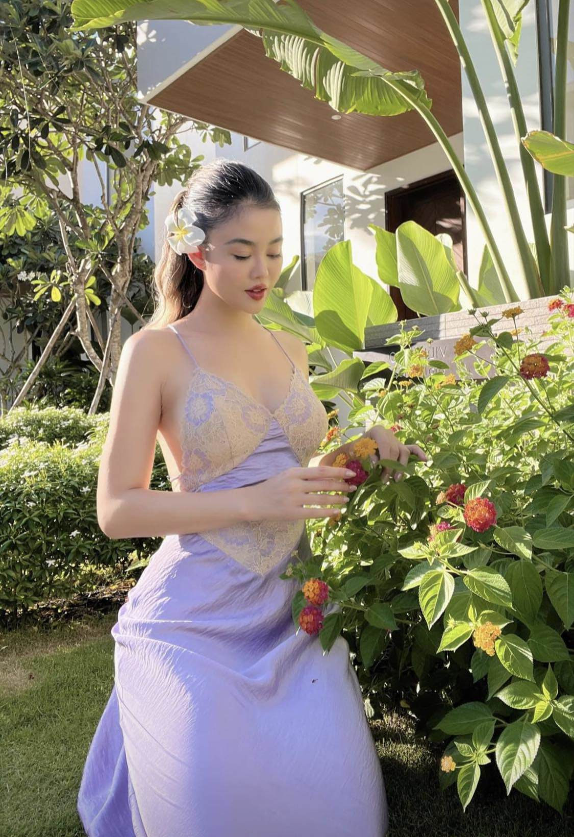 Điểm đặc biệt của những kiểu váy mà Julia Hồ chưng diện phải kể đến những chi tiết ren được đính kết nhẹ nhàng ở cổ váy hoặc chân váy, theo hơi hướng trang phục mặc trong phòng ngủ nhưng lại đem đến cảm giác sang trọng hơn bởi chất liệu satin cao cấp, không nhăn, phom dáng đứng, ôm trọn vóc dáng của người mặc.