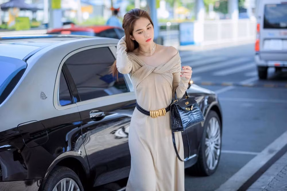 Kể cả khi đó là một sự kiện lớn, được Ngọc Trinh chỉn chu từng chút hay chỉ đơn giản là những shoot hình thông thường thì người đẹp cũng đều gây ồn ào chuyện váy áo.