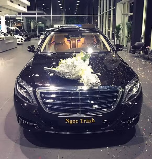 Cứ một thời gian, Ngọc Trinh lại khiến người hâm mộ phải “hú hồn” vì gu thời trang khó hiểu.