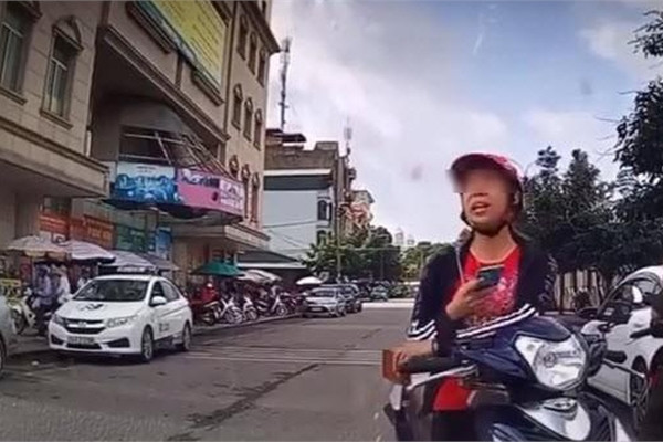 Chắc hẳn nhiều người còn nhớ hình ảnh một người phụ nữ dừng xe giữa đường để gọi điện thoại gây bức xúc cho người đi đường.