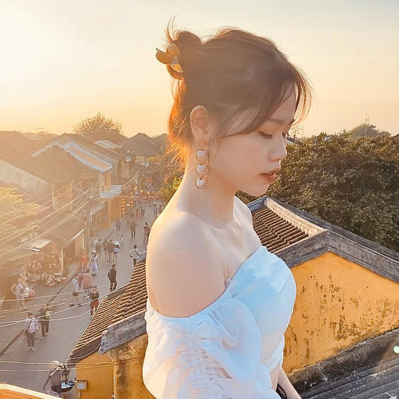 Trước đó, Huỳnh Anh từng bị dân mạng chê hàm răng với ý kiến cho rằng bị hô. Tuy nhiên, cô nàng đã có cách đối đáp "đẹp" khi khoe tờ hóa đơn đi chỉnh răng tới 112.000.000 đồng.